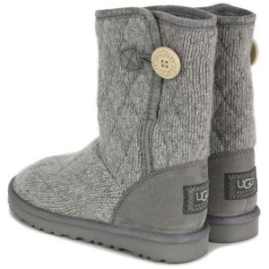 UGG QUILTED MOUNTAIN SHORT BOOT ~NO LONGER SOLD~🩶🩶🩶
